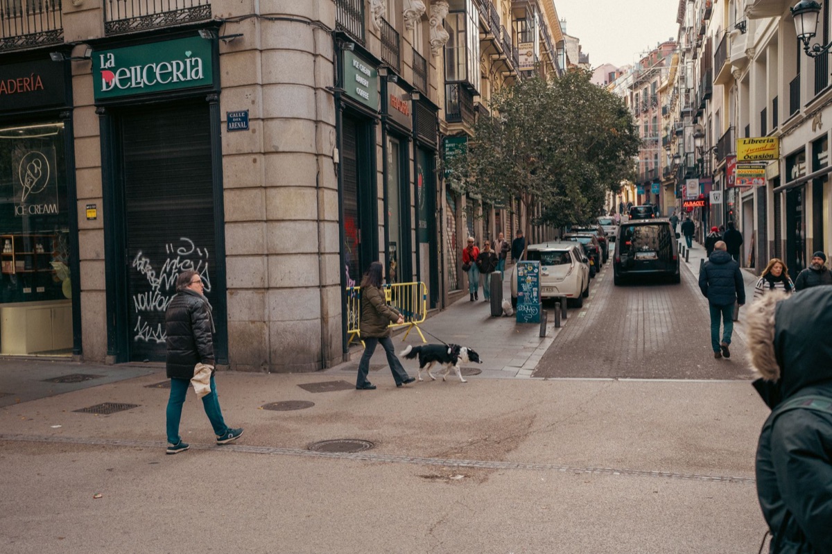 Viajero español en calle de Barcelona