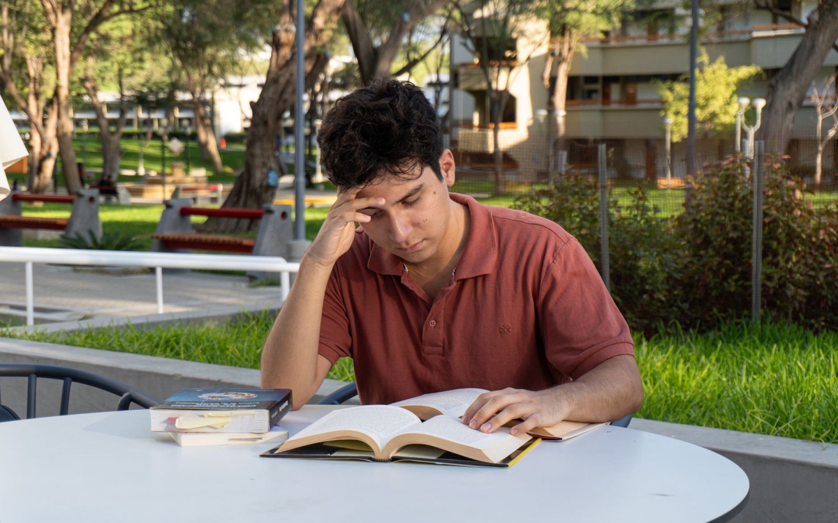 Étudiant espagnol étudiant les conjugaisons des verbes