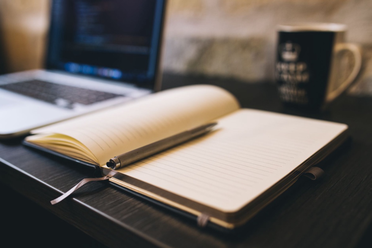 laptop e notebook in un ambiente di lavoro
