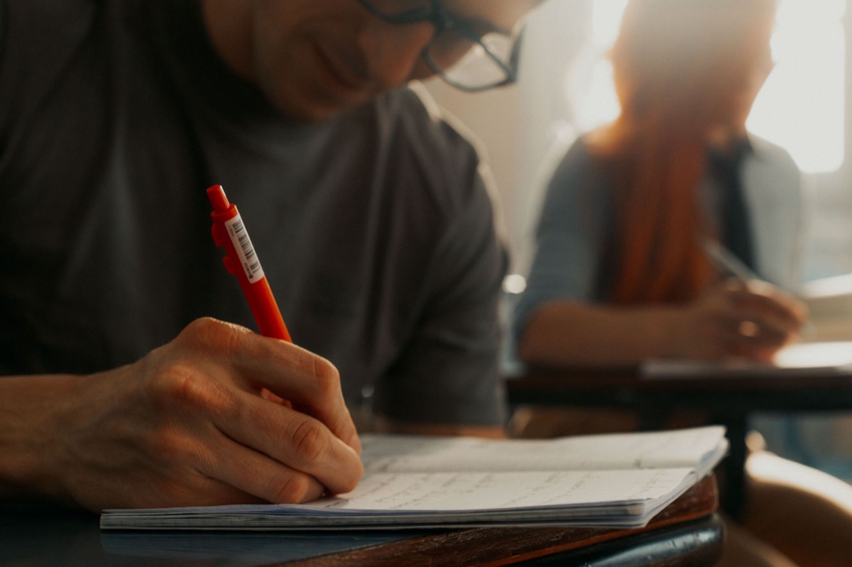 student schrijft in boek