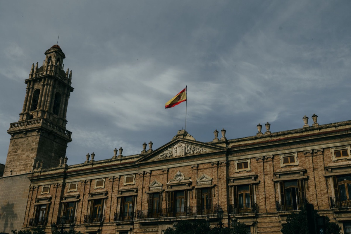 Die spanische Flagge und kulturelle Symbole Spaniens.