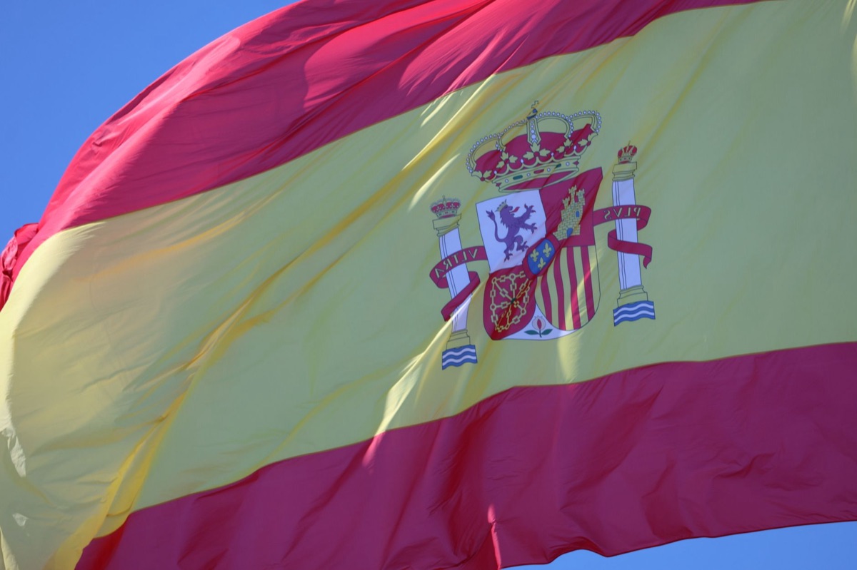 スペインの国旗と地図のイメージ