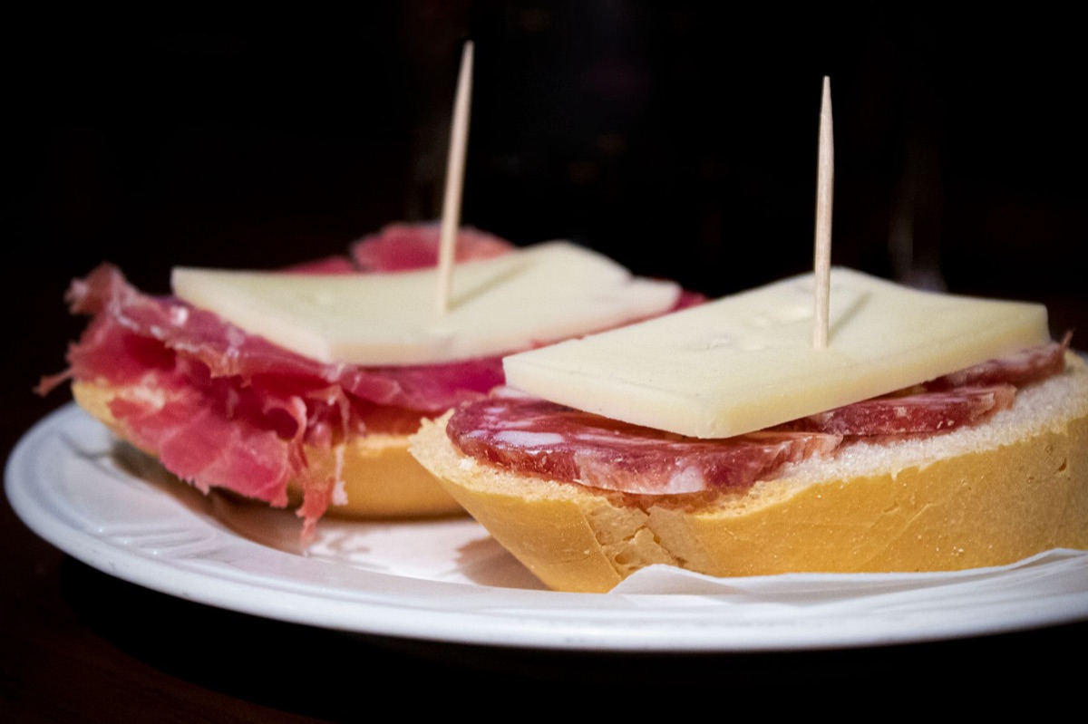 Prato de tapas tradicionais espanholas para contexto cultural